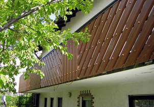 Balkon verkleidet mit Balkonprofilen aus Aluminium in Holzoptik