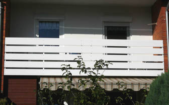 Kunststoff-Balkonprofile / Balkonverkleidung - horizontal in weiß