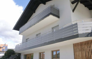 Balkonverkleidung mit Balkonprofilen aus Aluminium -Farbe: lichtgrau