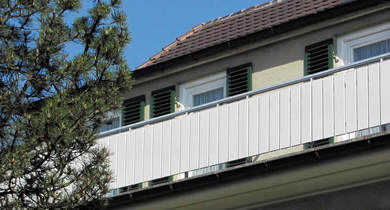 Balkonverkleidung weiß mit Balkonprofilen aus Kunststoff