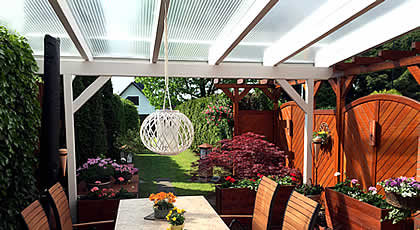 Hochwertiges Terrassendach mit Brettschichtholz und Plexiglas-Stegdoppelplatten