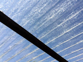 
Detailansicht: Dacheindeckung mit Wellbahnen aus Polyester