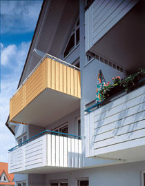 Balkon eingekleidet mit Balkon-Kurzprofilen aus Aluminium in-weiß - vertikal