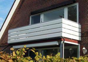 Balkon eingekleidet mi Balkonprofilen aus Aluminium-weiß - horizontal