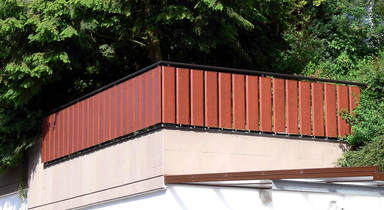 Dachterrasse eingekleidet mit Balkonprofilen aus 
Aluminium in Holzoptik - mahagoni