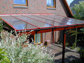 Terrassendach farbig schwedenrot mit Plexiglas Alltop-Stegdoppelplatten farblos