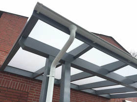 Terrassenüberdachung mit Brettschichtholz - lichtgrau mit Stegdoppelplatten aus Plexiglas