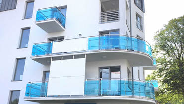 Balkonverglasung mit farbigen Acrylglas