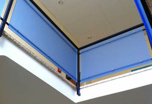 Treppengeländer verglast mit farbigen Acrylglas
